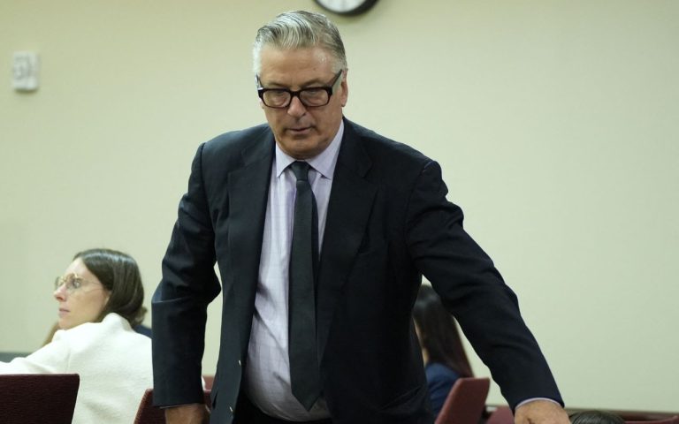 Juíza retira acusação de homicídio culposo de Alec Baldwin. Ator chora ou ouvir decisão