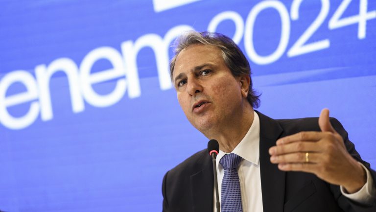 Camilo Santana anuncia pagamento do Pé-de-Meia para alunos que concluíram o Ensino Médio - Cn7