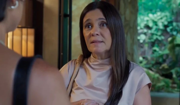 Mércia (Adriana Esteves) em Mania de Você (Foto: Reprodução/TV Globo)