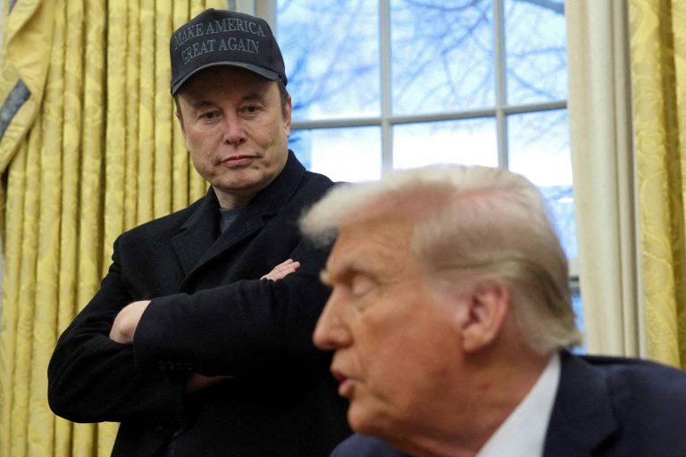 A imagem mostra um homem com um boné preto que diz
