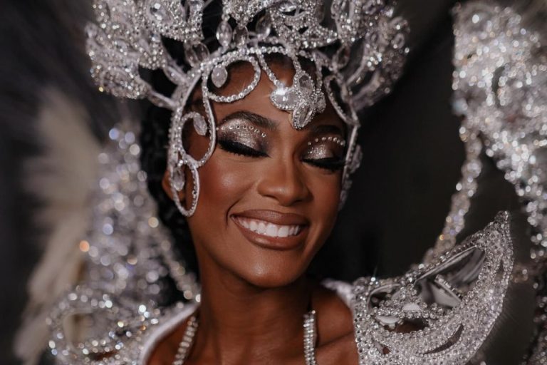 Erika Januza desfilando no Carnaval