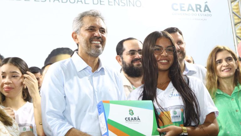 Governador Elmano entrega mais de 5 mil tablets para estudantes cearenses - Cn7