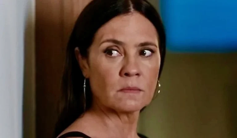 Mércia (Adriana Esteves) se livra de sequestro na reta final de Mania de Você (Foto: Reprodução/TV Globo)