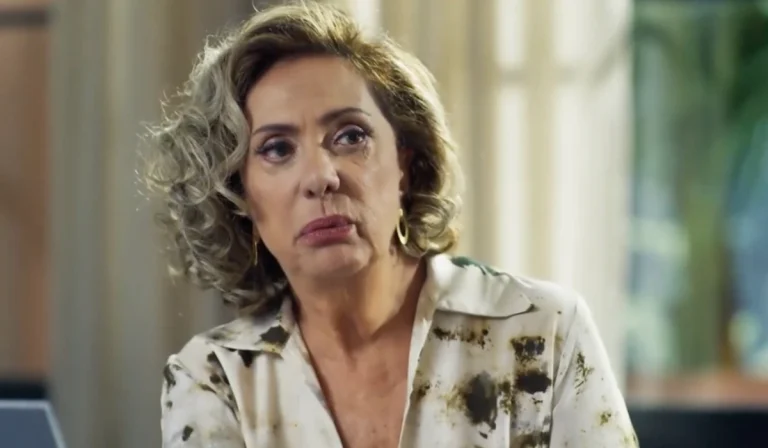 Berta (Eliane Giardini) em Mania de Você (Foto: Reprodução/TV Globo)