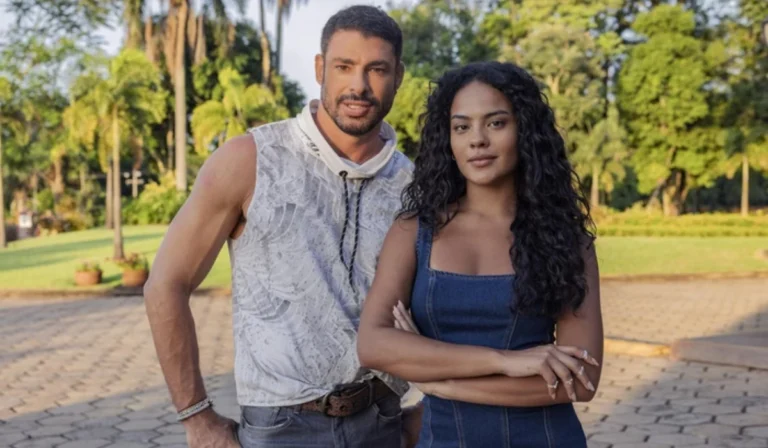 Cauã Reymond (César) e Bella Campos (Maria de Fátima) em Vale Tudo (Foto: Fábio Rocha/TV Globo)
