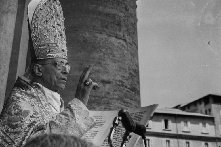 Embalsamamento falho desfigurou papa Pio 12 em funeral - 23/04/2025 - Mundo