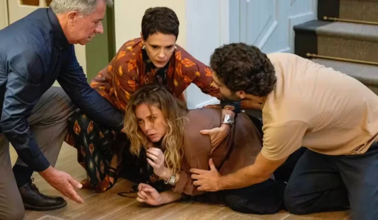 Heleninha (Paolla Oliveira) caída no chão após cair bêbada em Vale Tudo (Foto: Divulgação/TV Globo)