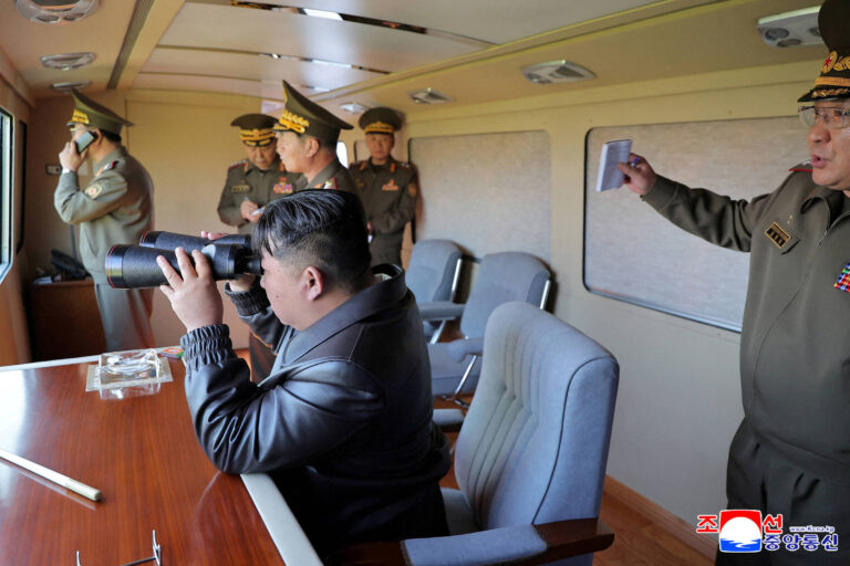 O ditador da Coreia do Norte, Kim Jong-un, supervisiona o teste de um míssil
