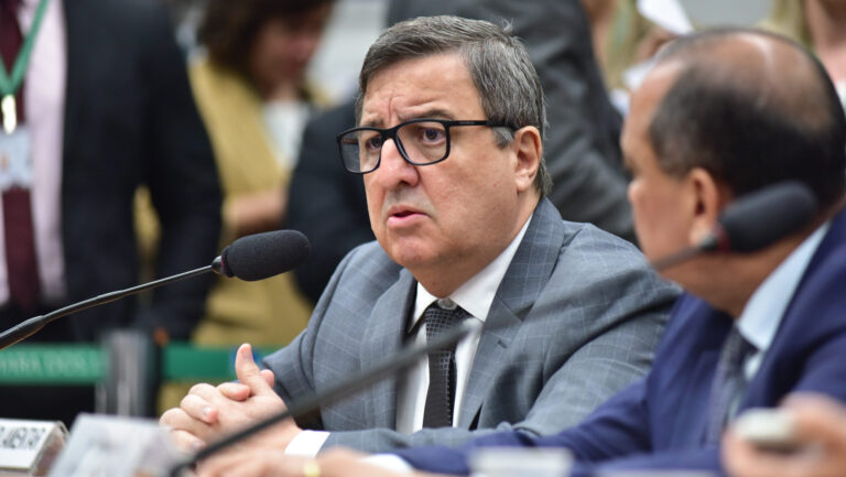 Danilo Forte apresenta projeto para acabar com descontos automáticos dos aposentados