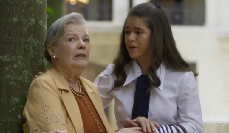 Arlete (Bete Mendes) e Bia (Maisa Silva) em Garota do Momento (Foto: Reprodução/TV Globo)