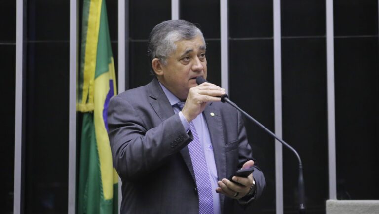 Guimarães defende formação de frente ampla com PT, PSB e PDT para 2026