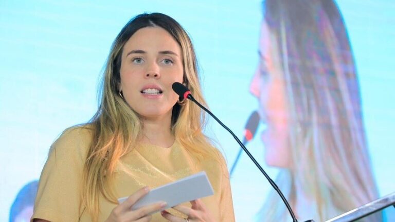 Jade Romero acompanha jovens do programa Primeiro Passo em visita ao Sine/IDT