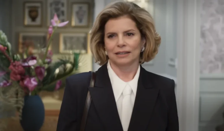 Odete Roitman (Débora Bloch) em sua chegada em Vale Tudo (Foto: Reprodução/TV Globo)