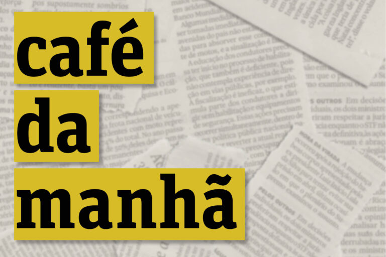 Imagem de capa do podcast Café da Manhã, com o nome do programa escrito sobre vários recortes de jornais. Logos de de Spotify e Folha de S.Paulo podem ser vistas nos cantos