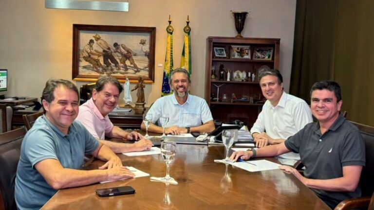 Elmano se reúne com lideranças no Abolição e articula futuro político do Ceará