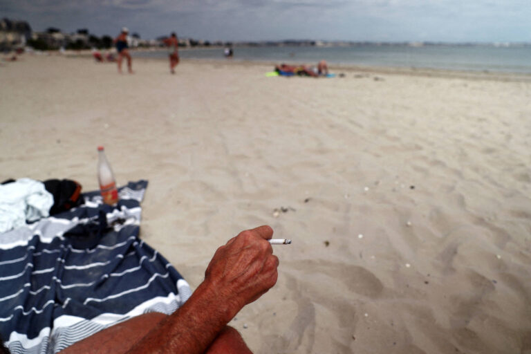 França proíbe cigarro em praias e parques - 29/06/2025 - Equilíbrio e Saúde