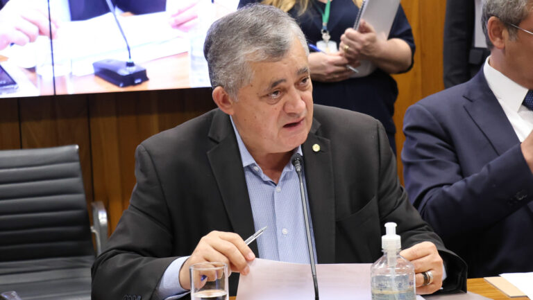 Guimarães peita Cid e garante ser candidato ao Senado pelo PT