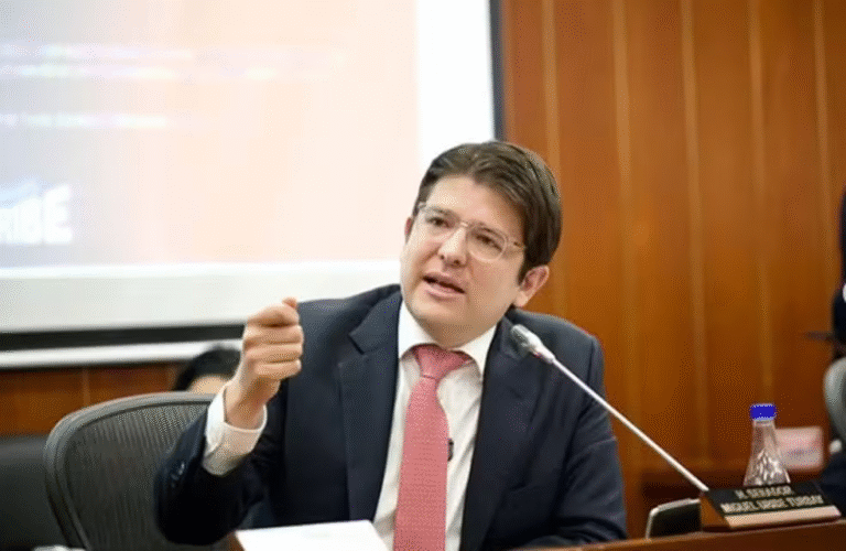 Senador e pré-candidato à presidência da Colômbia é baleado durante ato político em Bogotá