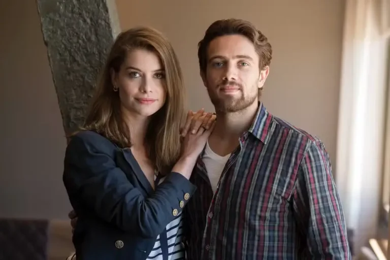 Lívia (Alinne Moraes) e Felipe (Rafael Cardoso) lado a lado em Além do Tempo.