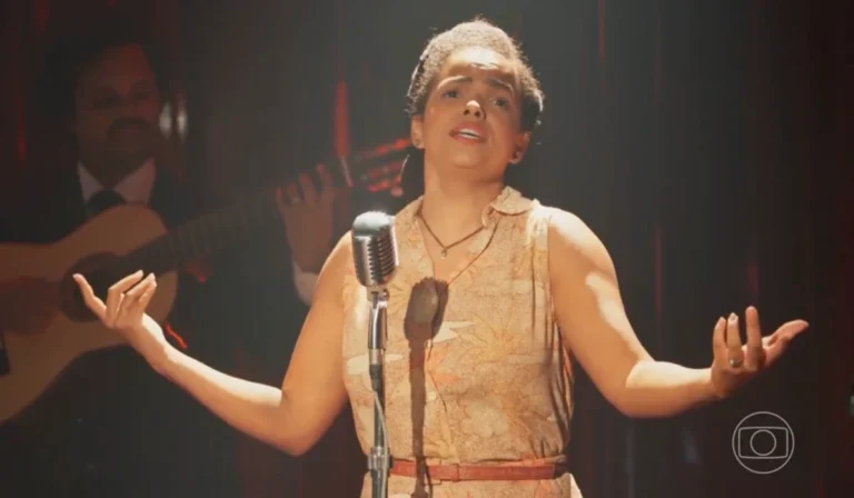 Dita (Jeniffer Nascimento) vira estrela do rádio em Êta Mundo Melhor (Foto: Reprodução/TV Globo)