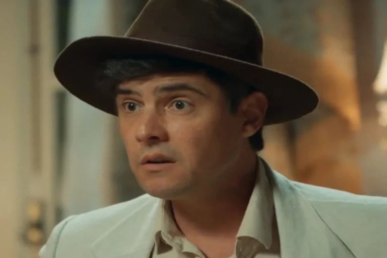 Êta Mundo Melhor: Candinho reencontra Ernesto após o vilão raptar o seu filho e tenta agarrá-lo à força: "Vô chamá a pulícia!"