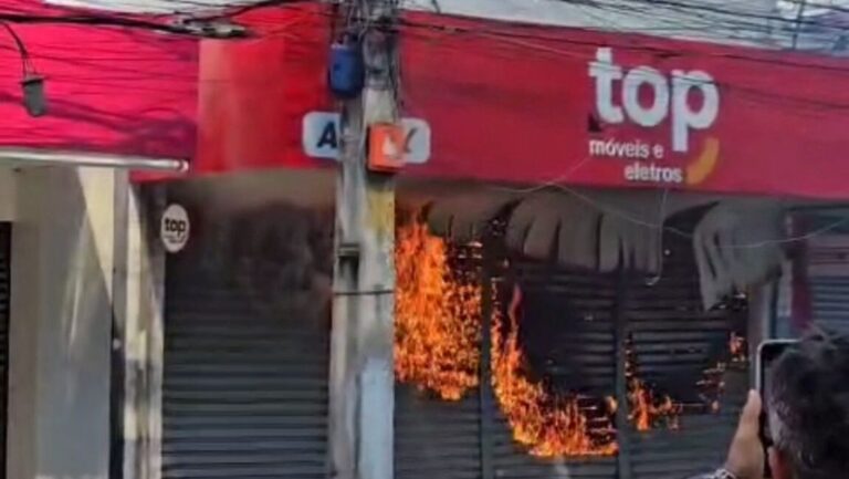 Incêndio de grandes proporções atinge loja no Centro de Fortaleza