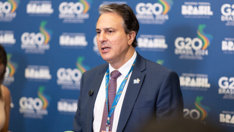 Ministro Camilo Santana acompanha mutirão nos Hospitais Universitários da UFC