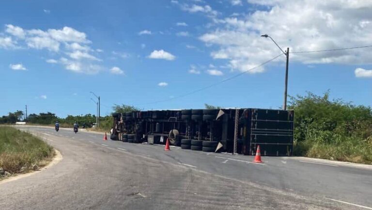 Tombamento sem vítimas é registrado na BR-116 em Pacajus