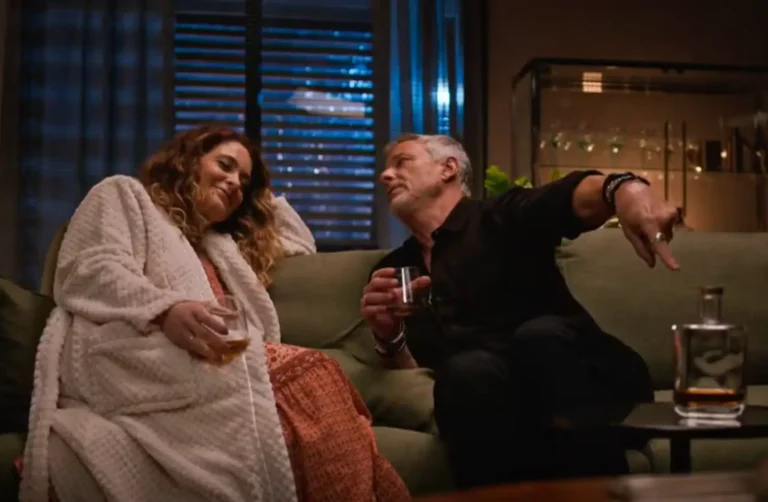 Jaques ignora a medicação que Filipa está tomando e oferece bebida alcoólica para se aproveitar dela: "Não mata ninguém"