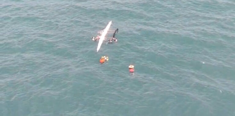 Seis pessoas são resgatadas após canoa havaiana ficar à deriva em Caucaia